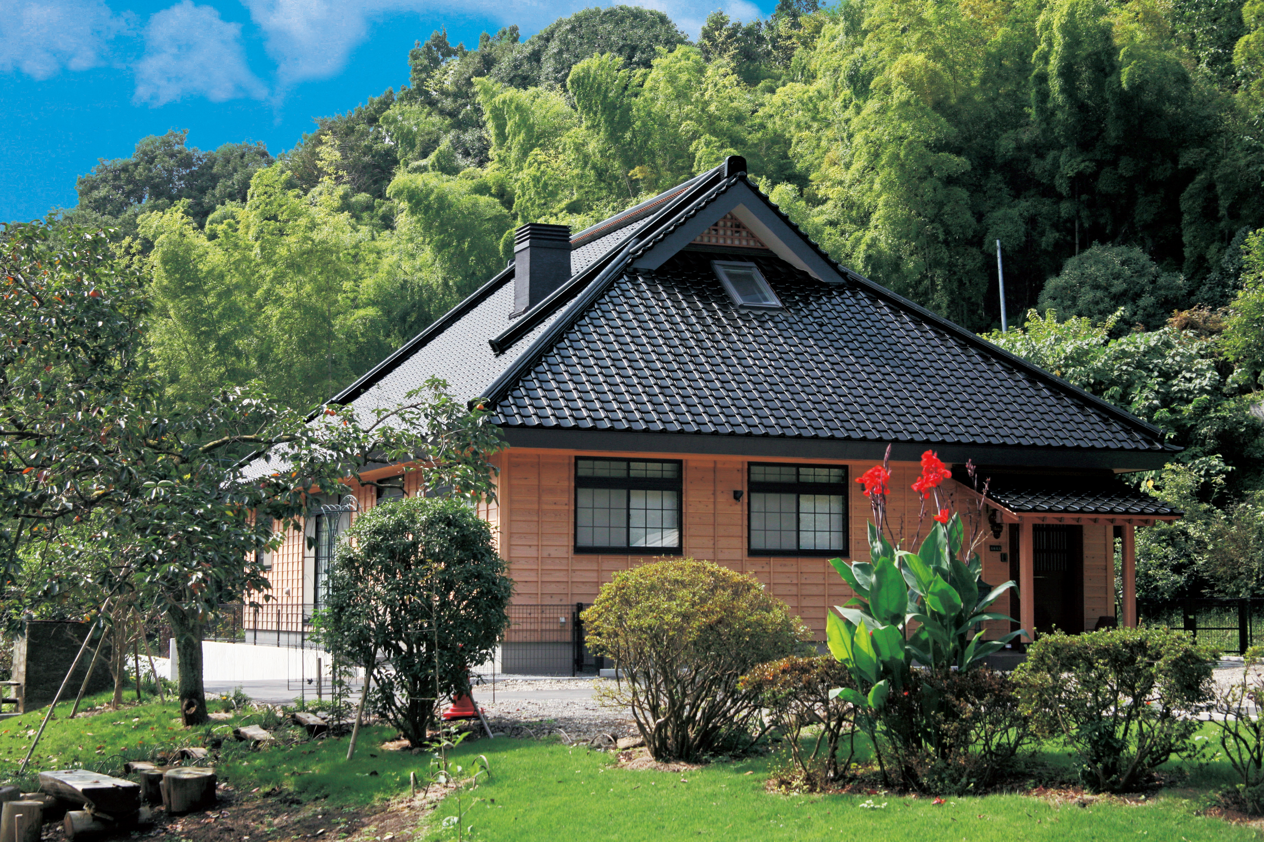 タツミ屋根企画の施工例 — 和型ブラック瓦の美しい住宅