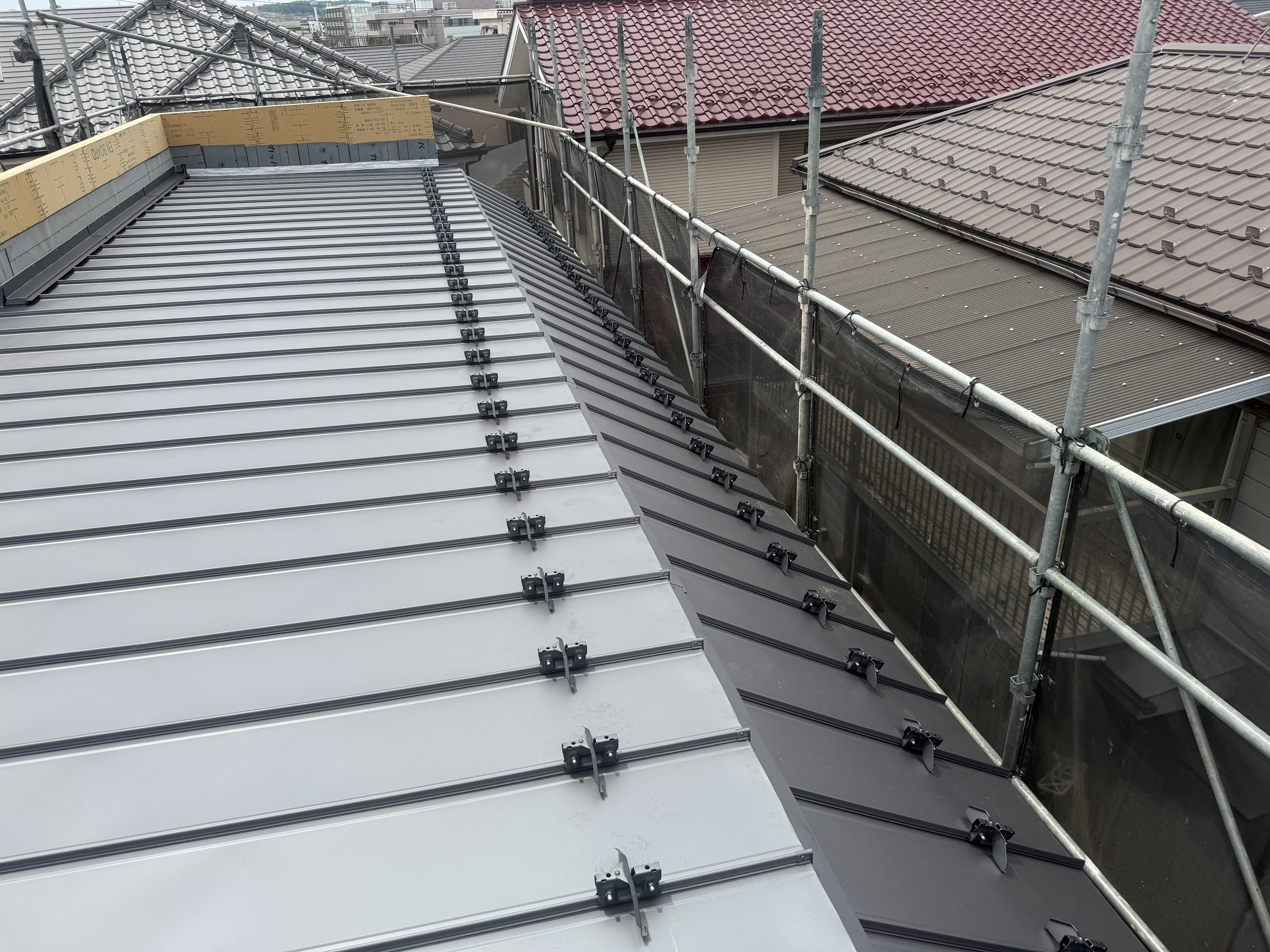 屋根調査・診断の様子 — 新築板金屋根工事